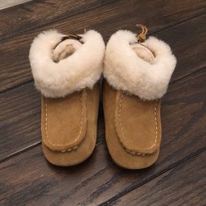 Ugg Boots for Toddler. Never worn. 4/5 size.